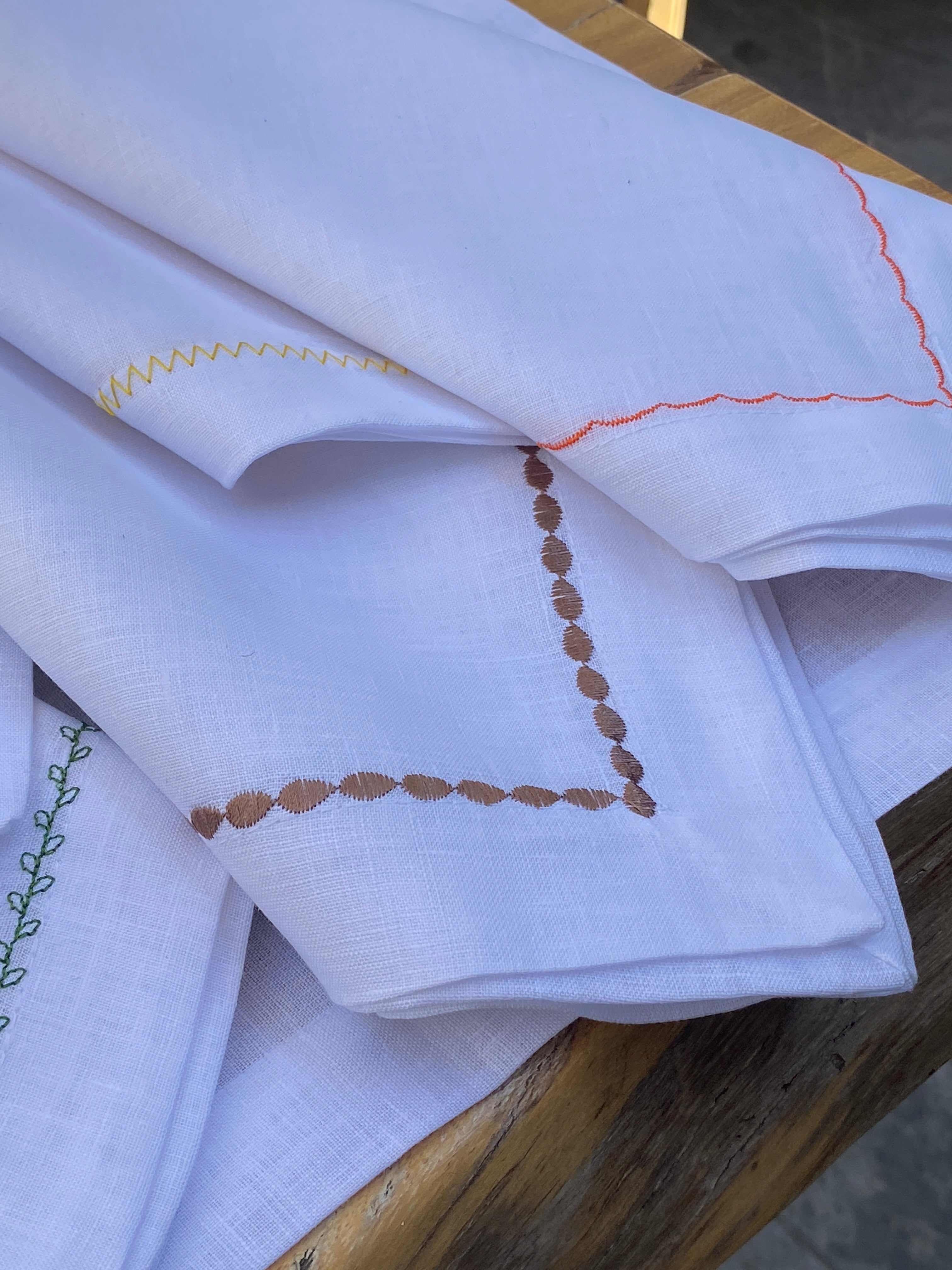 Tendencias en Decoración de Mesa para 2025 · El Renacimiento del Lino Bordado