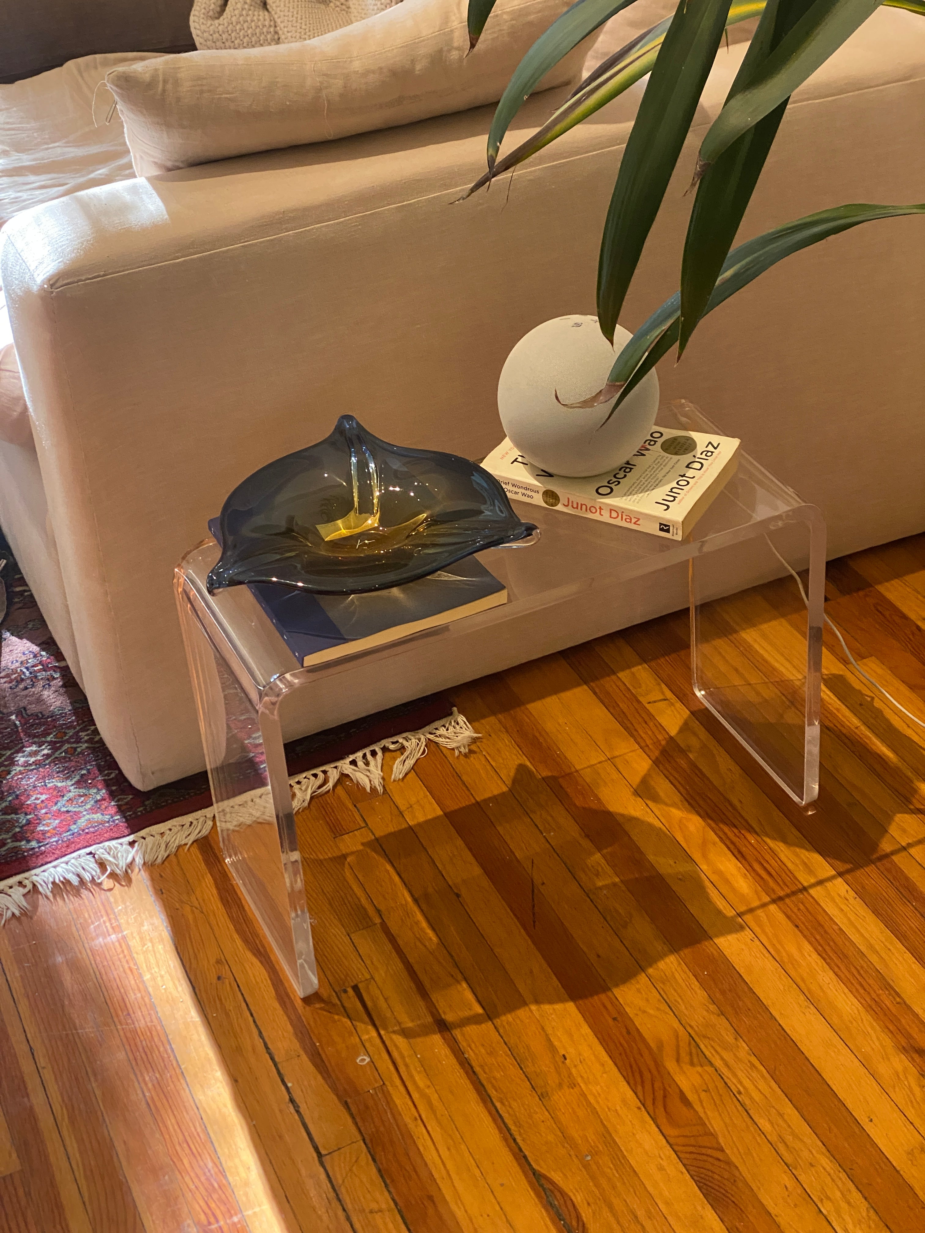 mesa auxiliar de acrílico tipo grapa