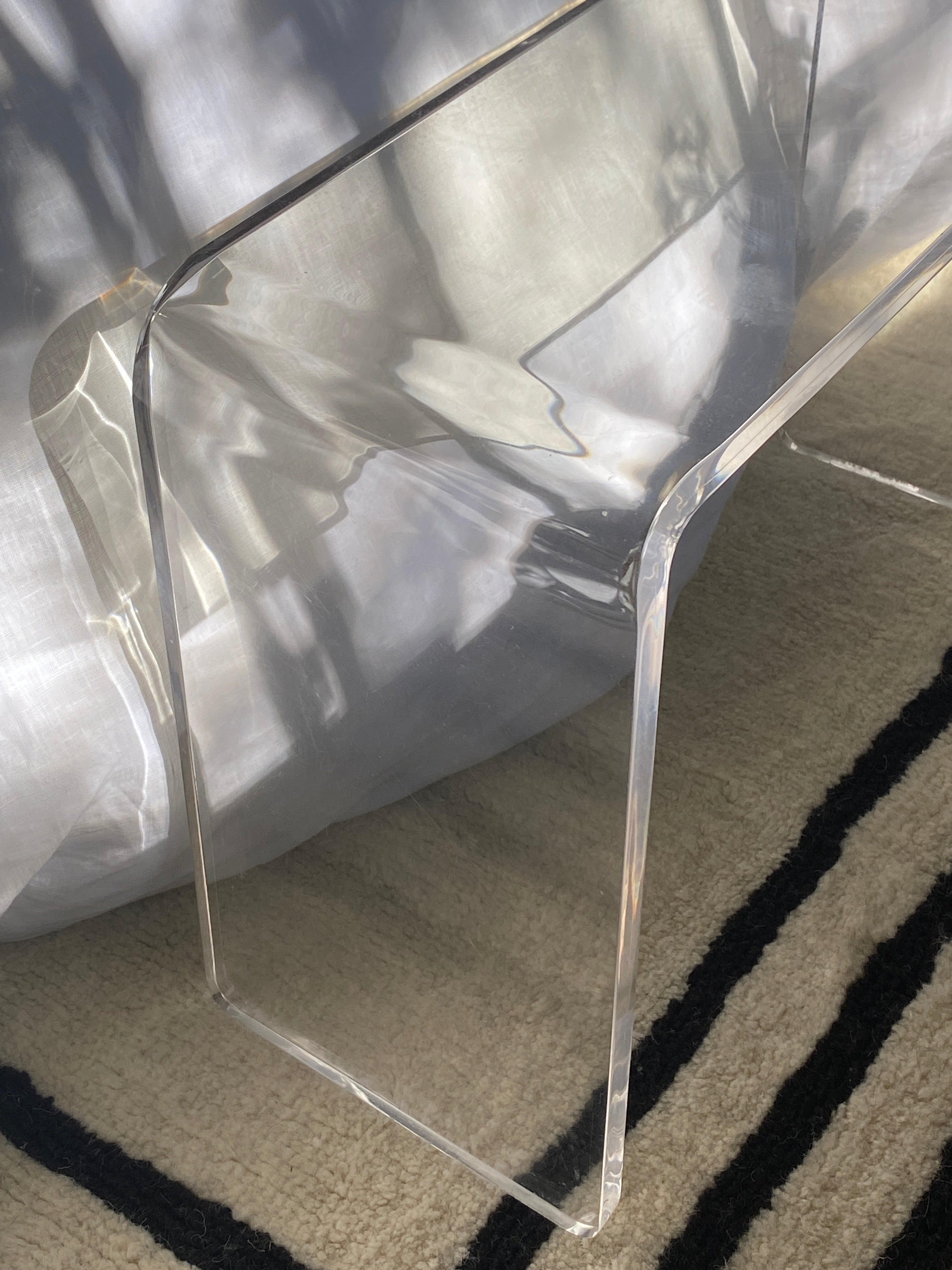 mesa auxiliar de acrílico tipo grapa