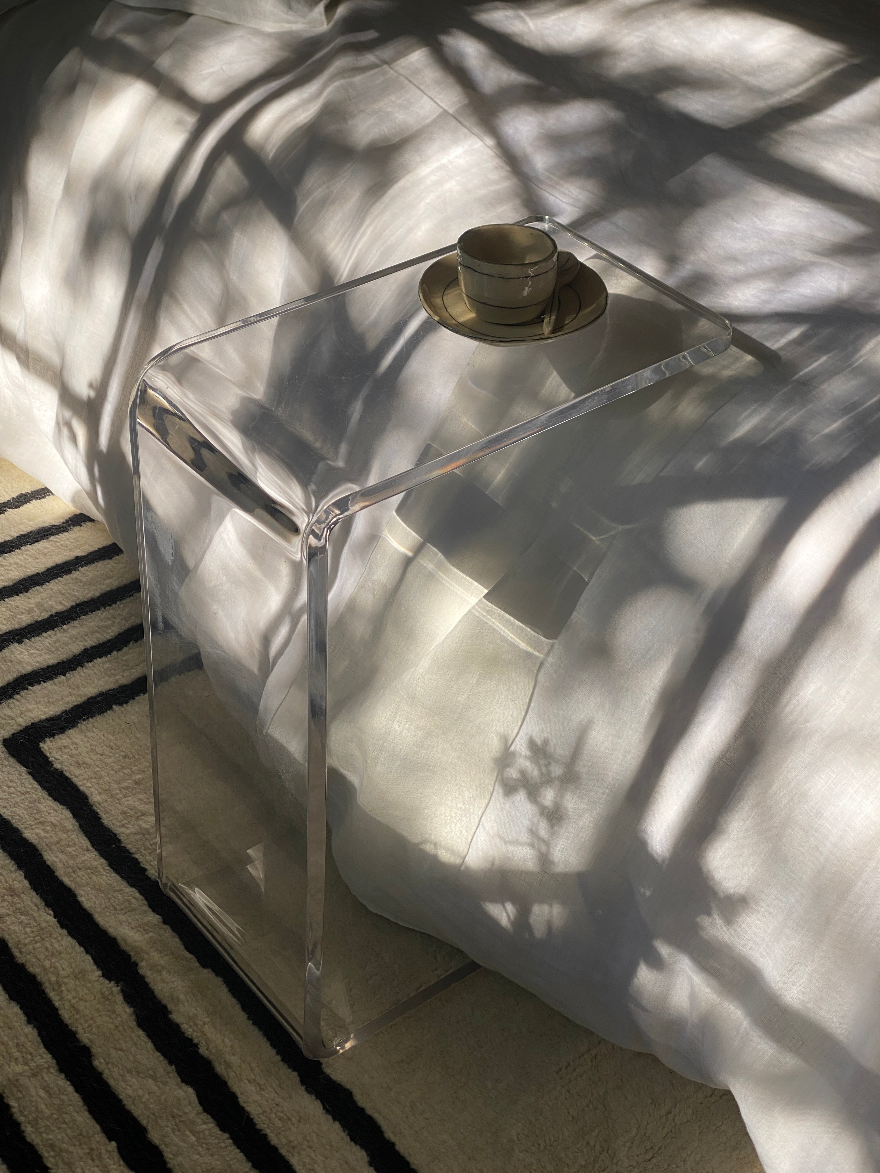 mesa auxiliar de acrílico tipo grapa