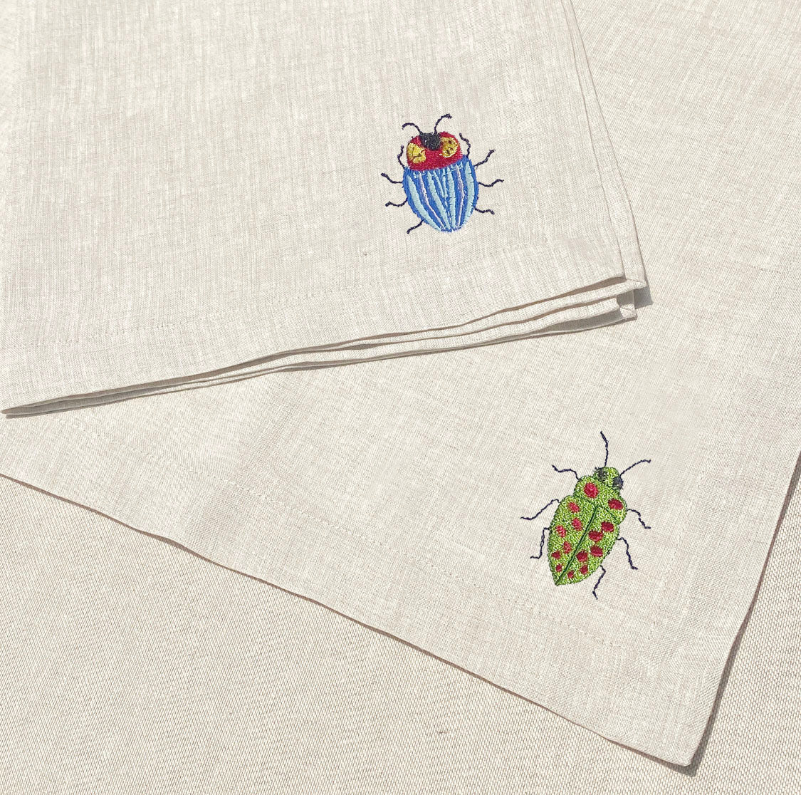 individual y servilleta de lino arena bordado escarabajo colores - Barioles Casa