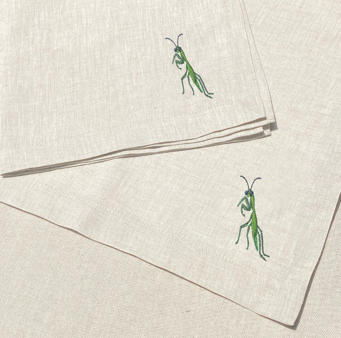 individual y servilleta de lino arena bordado grillo - Barioles Casa