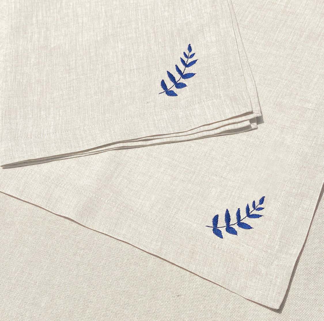 individual y servilleta de lino arena bordado hojita - Barioles Casa