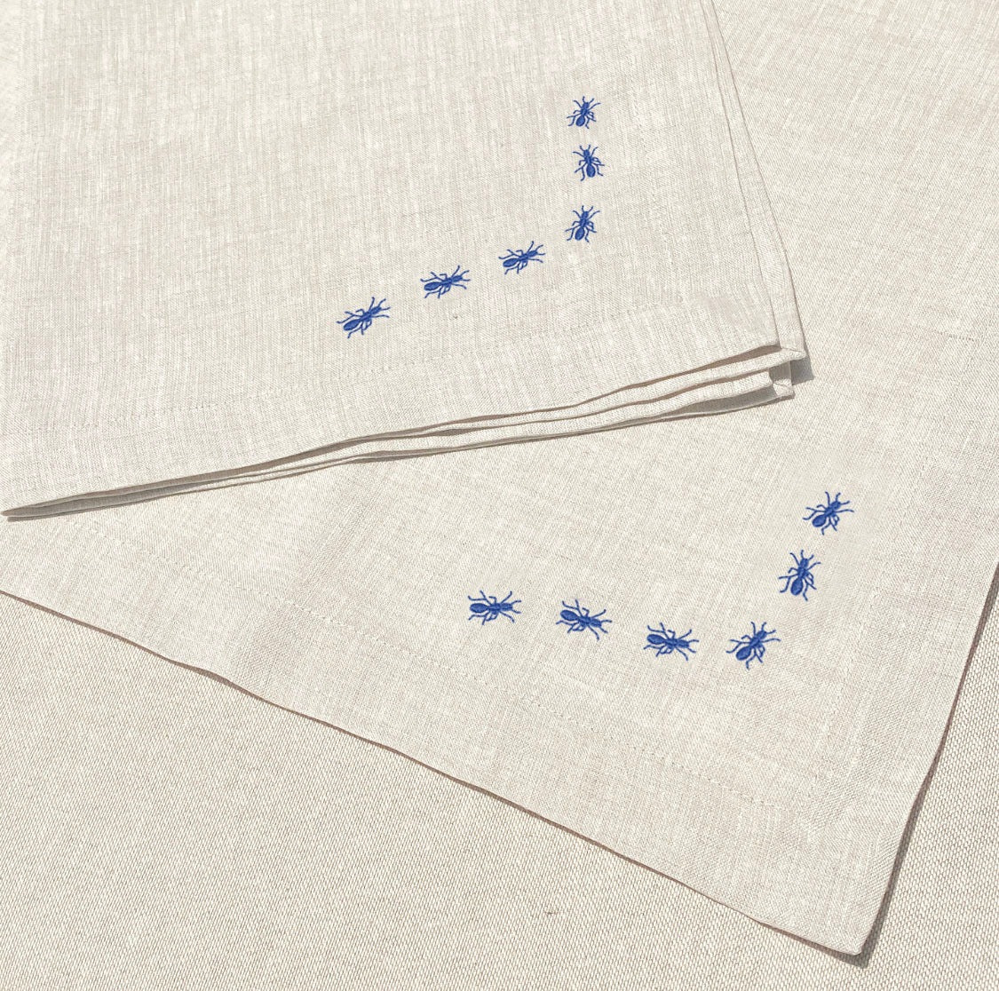 individual y servilleta de lino arena bordado hormigas - Barioles Casa