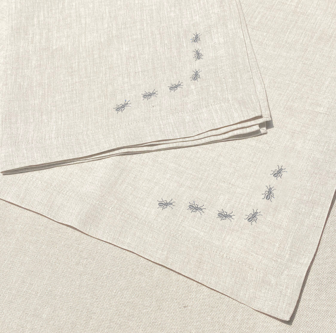 individual y servilleta de lino arena bordado hormigas - Barioles Casa