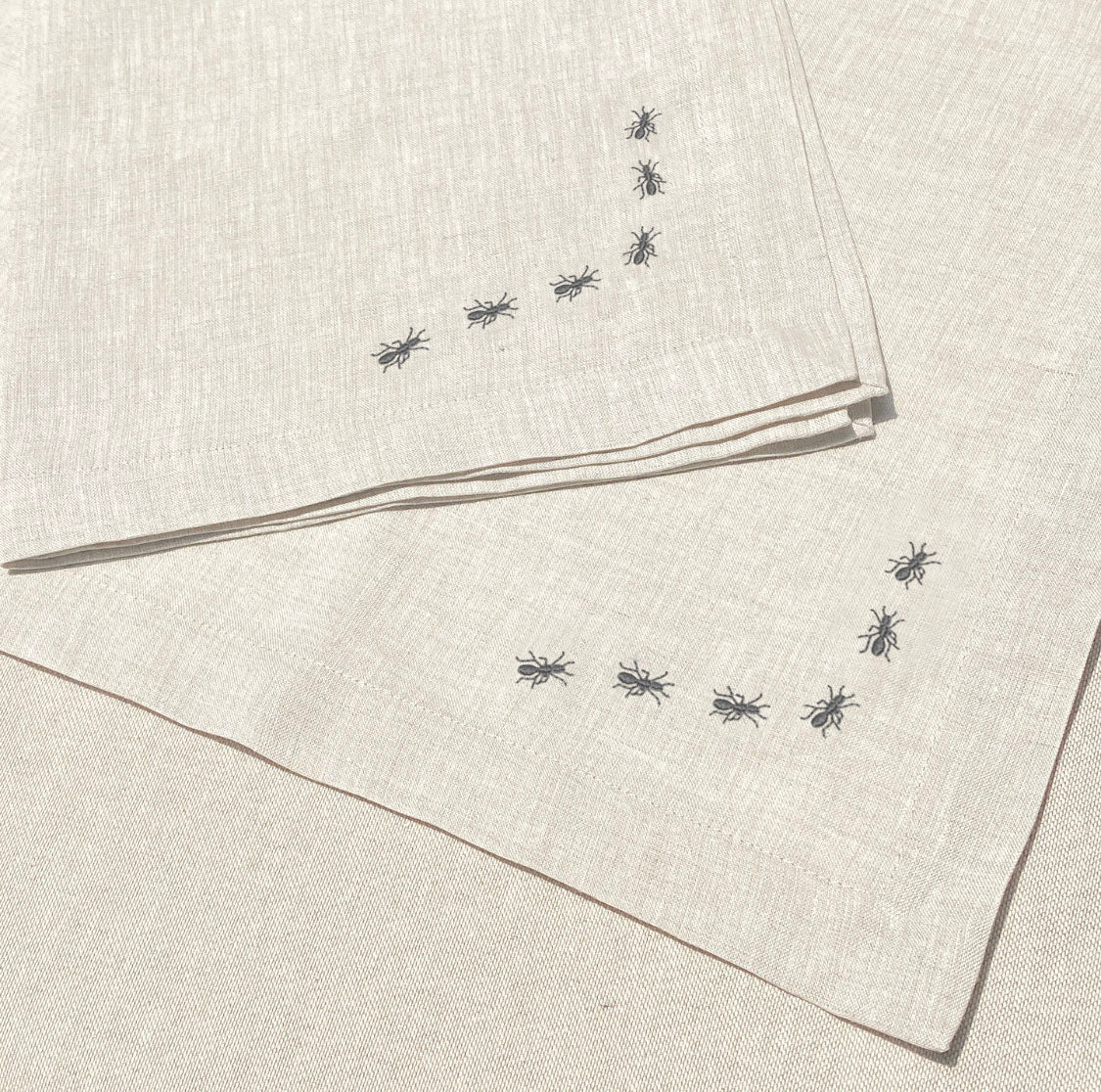 individual y servilleta de lino arena bordado hormigas - Barioles Casa