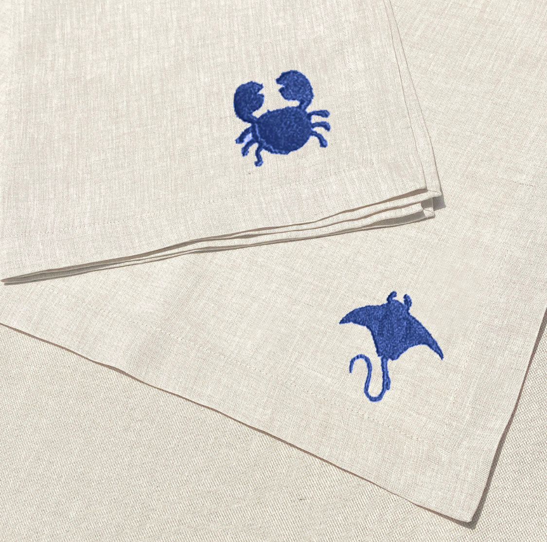 individual y servilleta de lino arena bordado mariscos - Barioles Casa