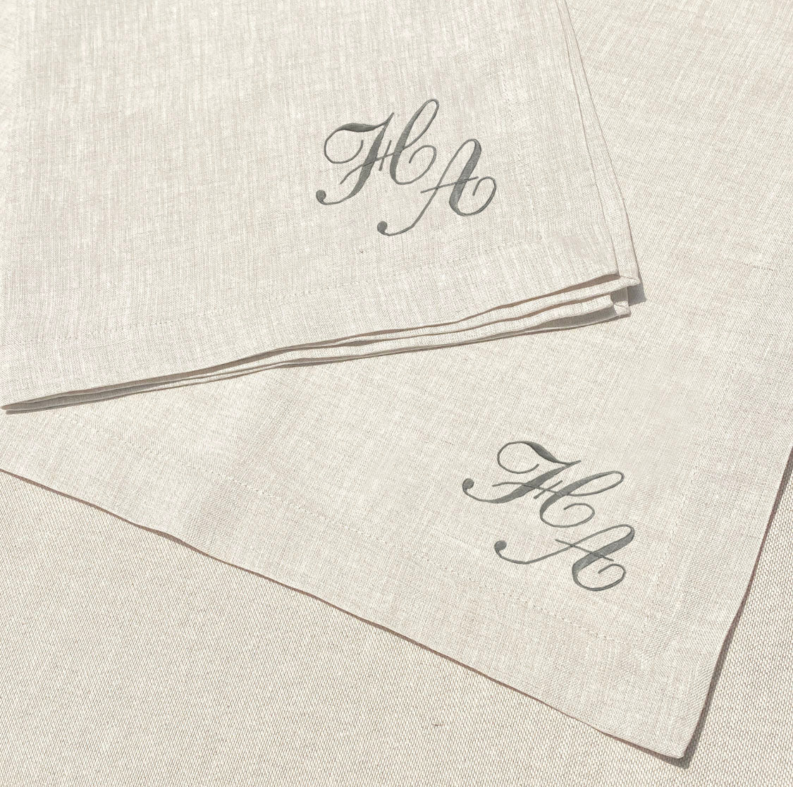 individual y servilleta de lino arena bordado monograma cursiva - Barioles Casa