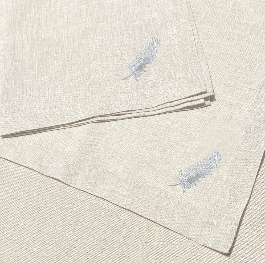 individual y servilleta de lino arena bordado pluma - Barioles Casa