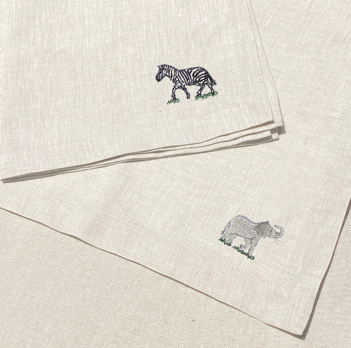 individual y servilleta de lino arena bordado safari - Barioles Casa