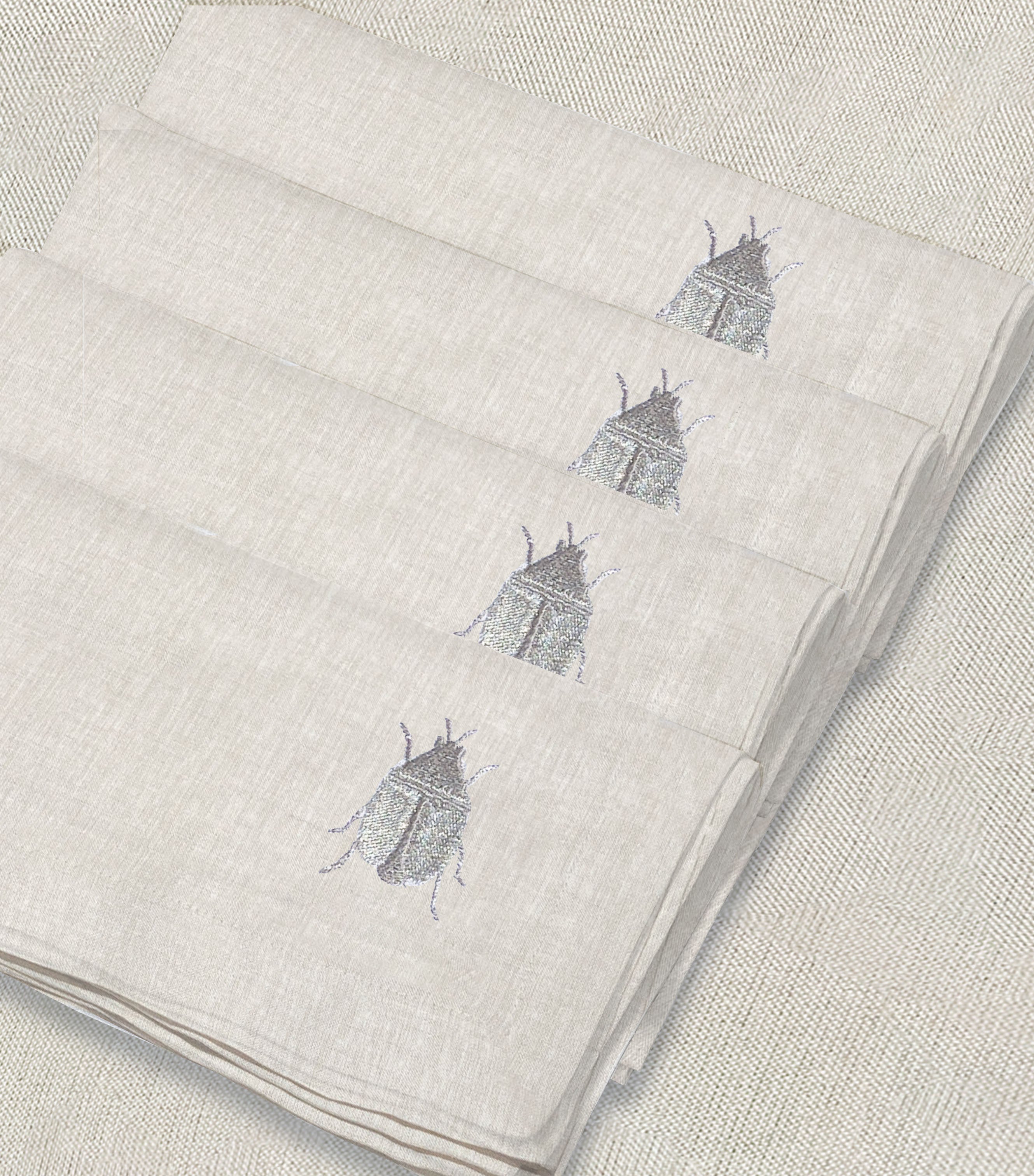 servilleta de lino arena bordado escarabajo