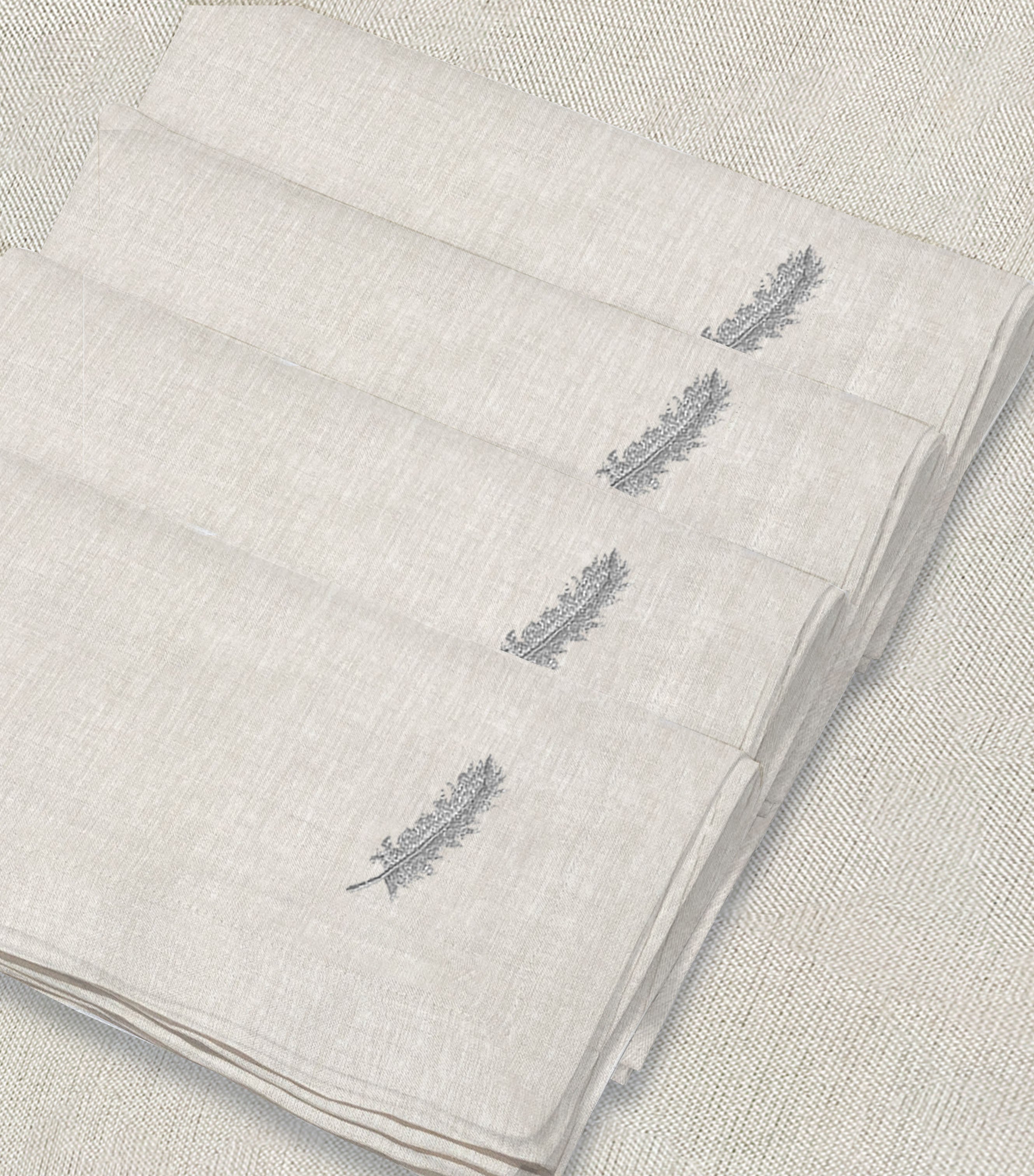 servilleta de lino arena bordado pluma