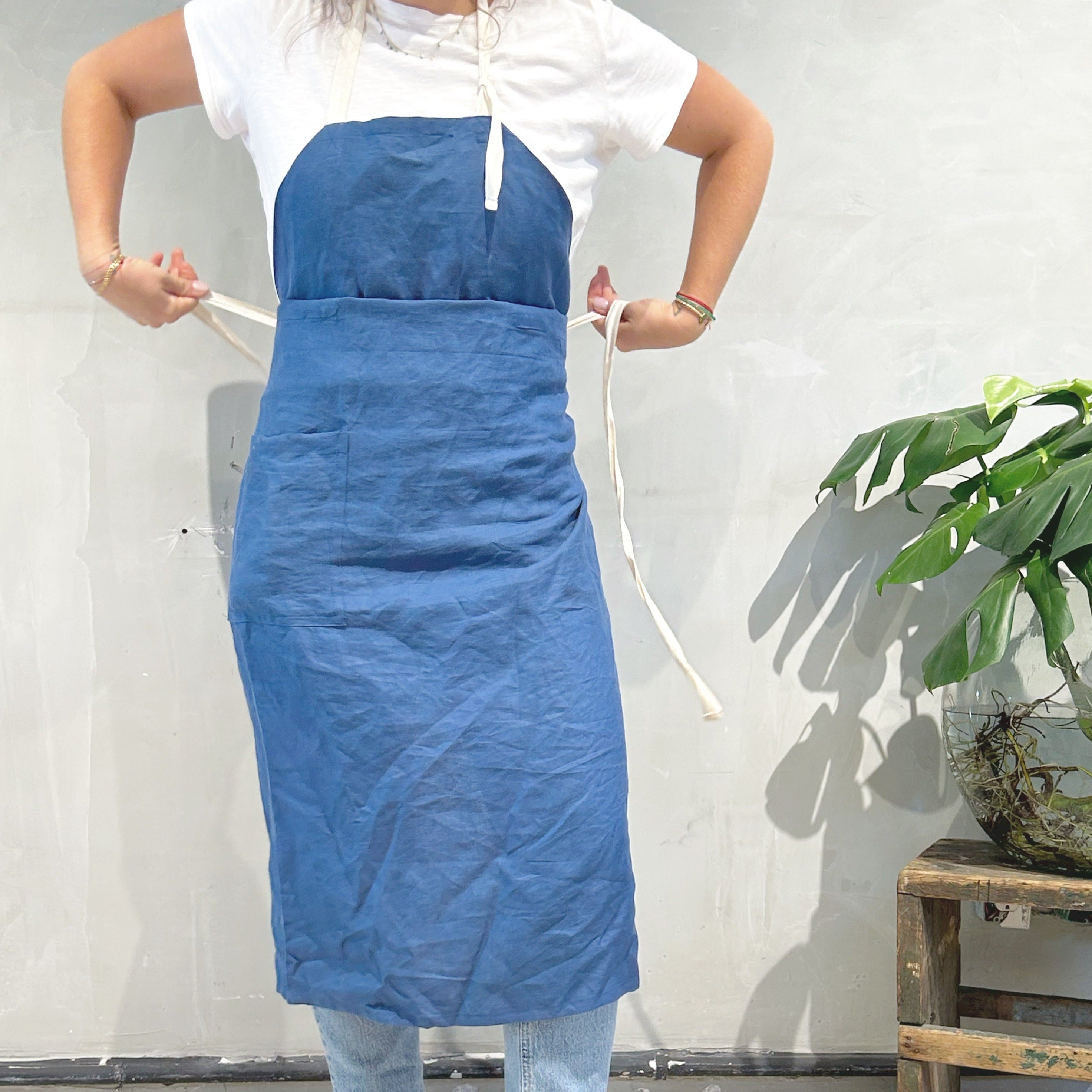 mandil de lino color azul - Barioles Casa