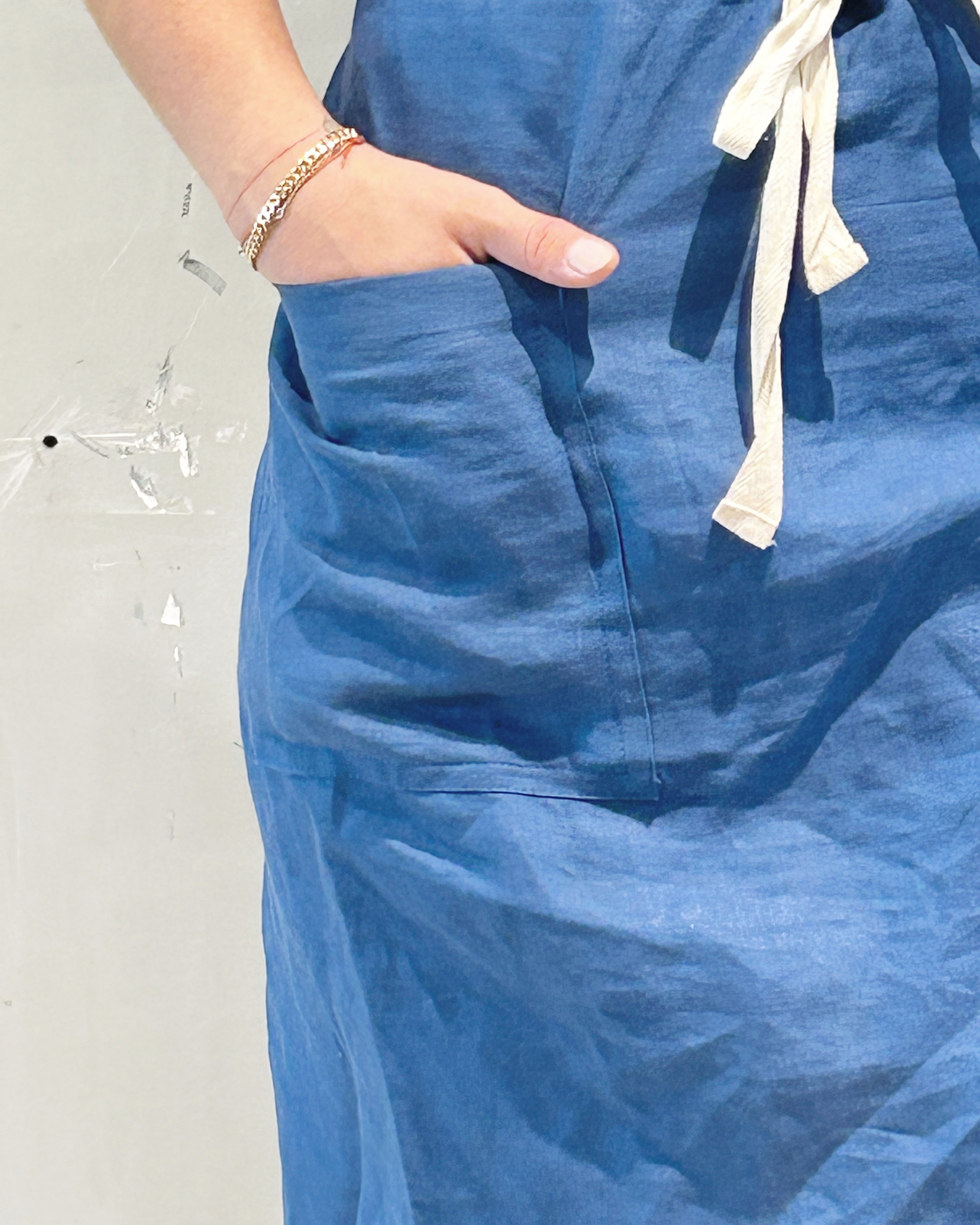 mandil de lino color azul - Barioles Casa