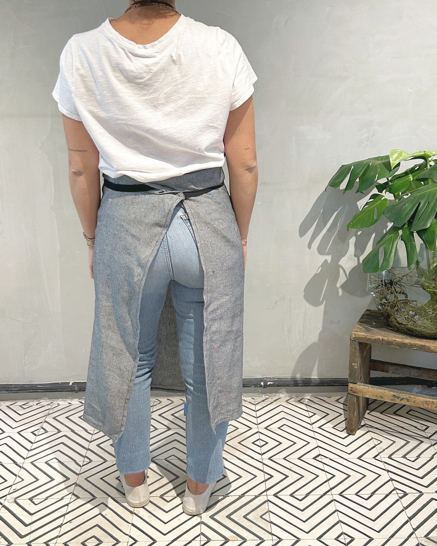 mandil de lino color gris