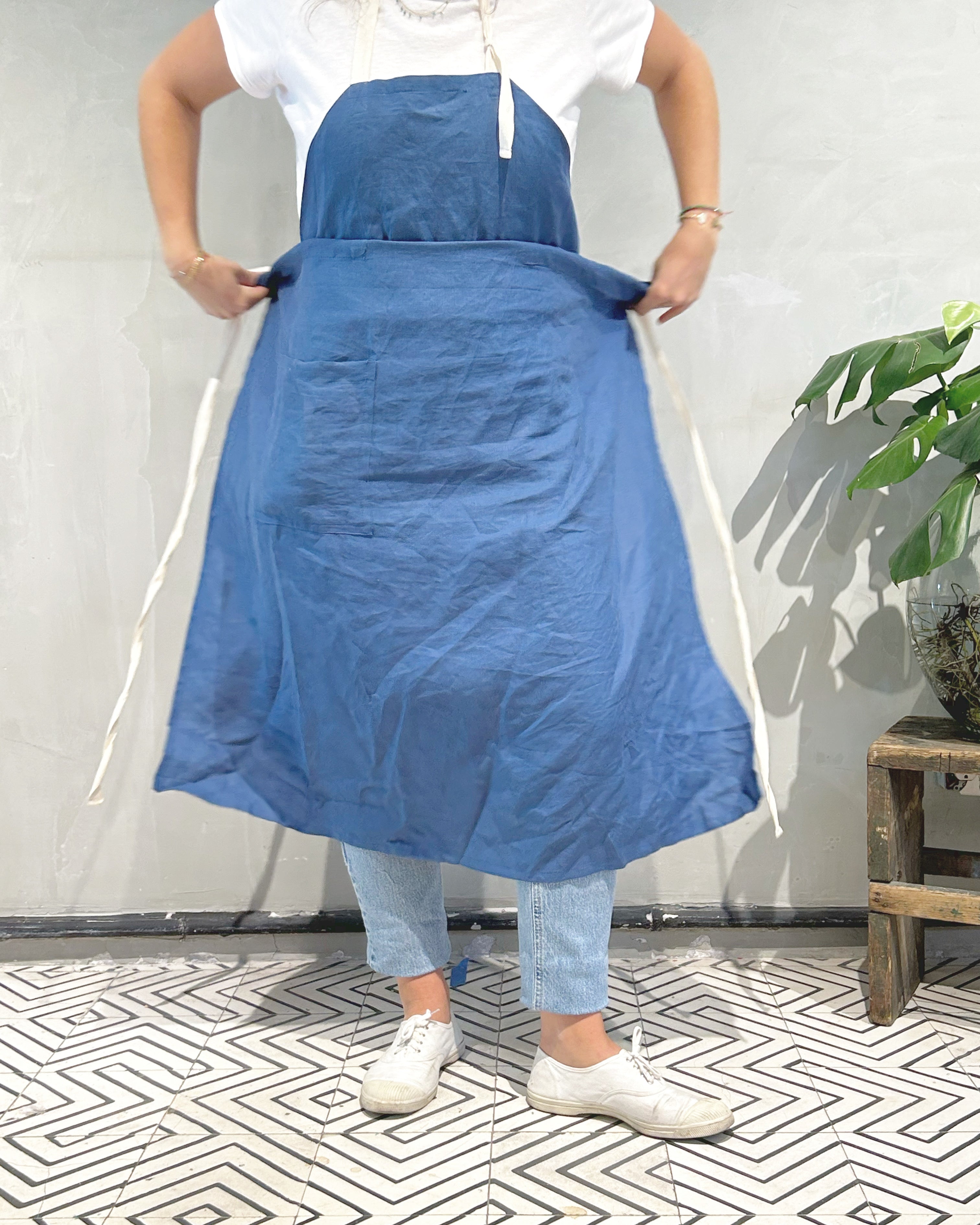 mandil de lino color azul - Barioles Casa