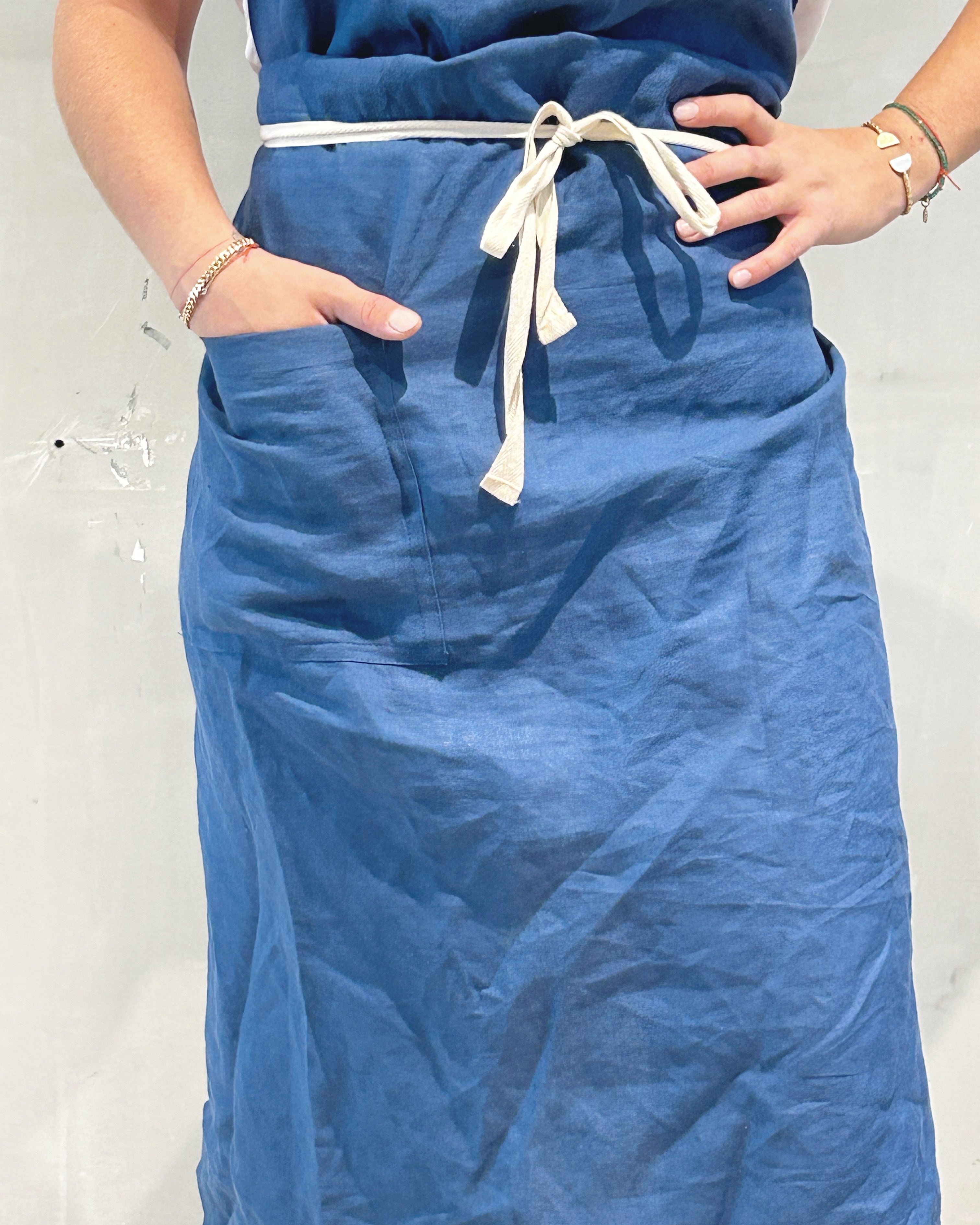 mandil de lino color azul - Barioles Casa