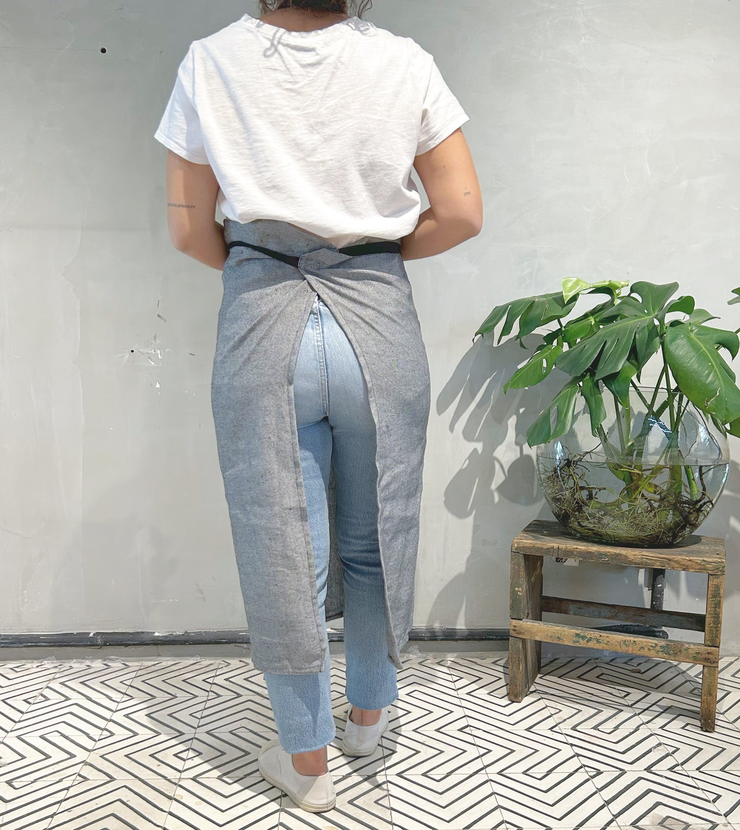 mandil de lino color gris