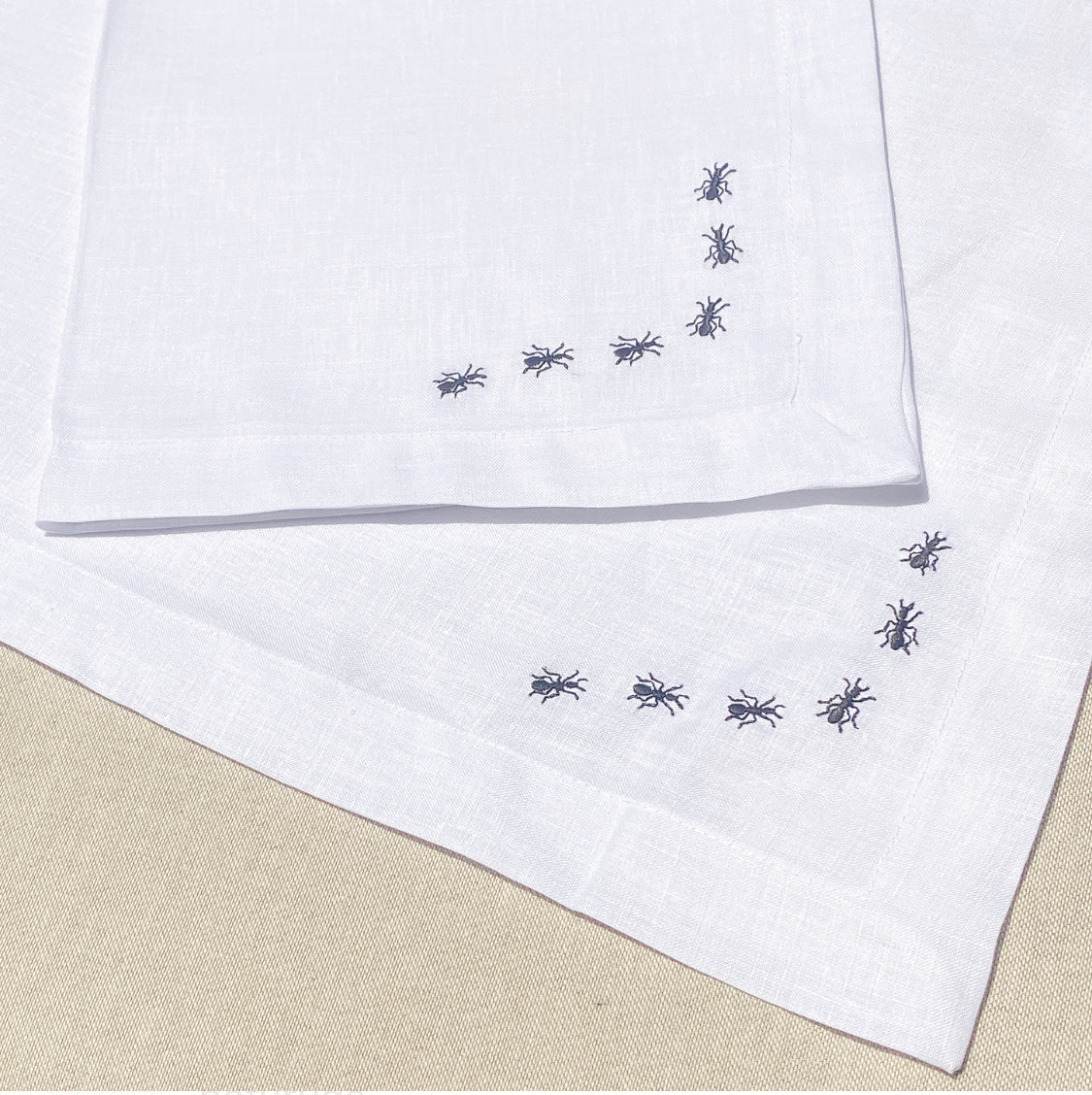 individual y servilleta de lino bordado hormigas - Barioles Casa