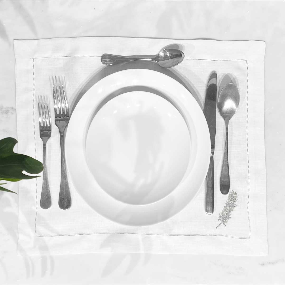 individual y servilleta de lino bordado pluma - Barioles Casa