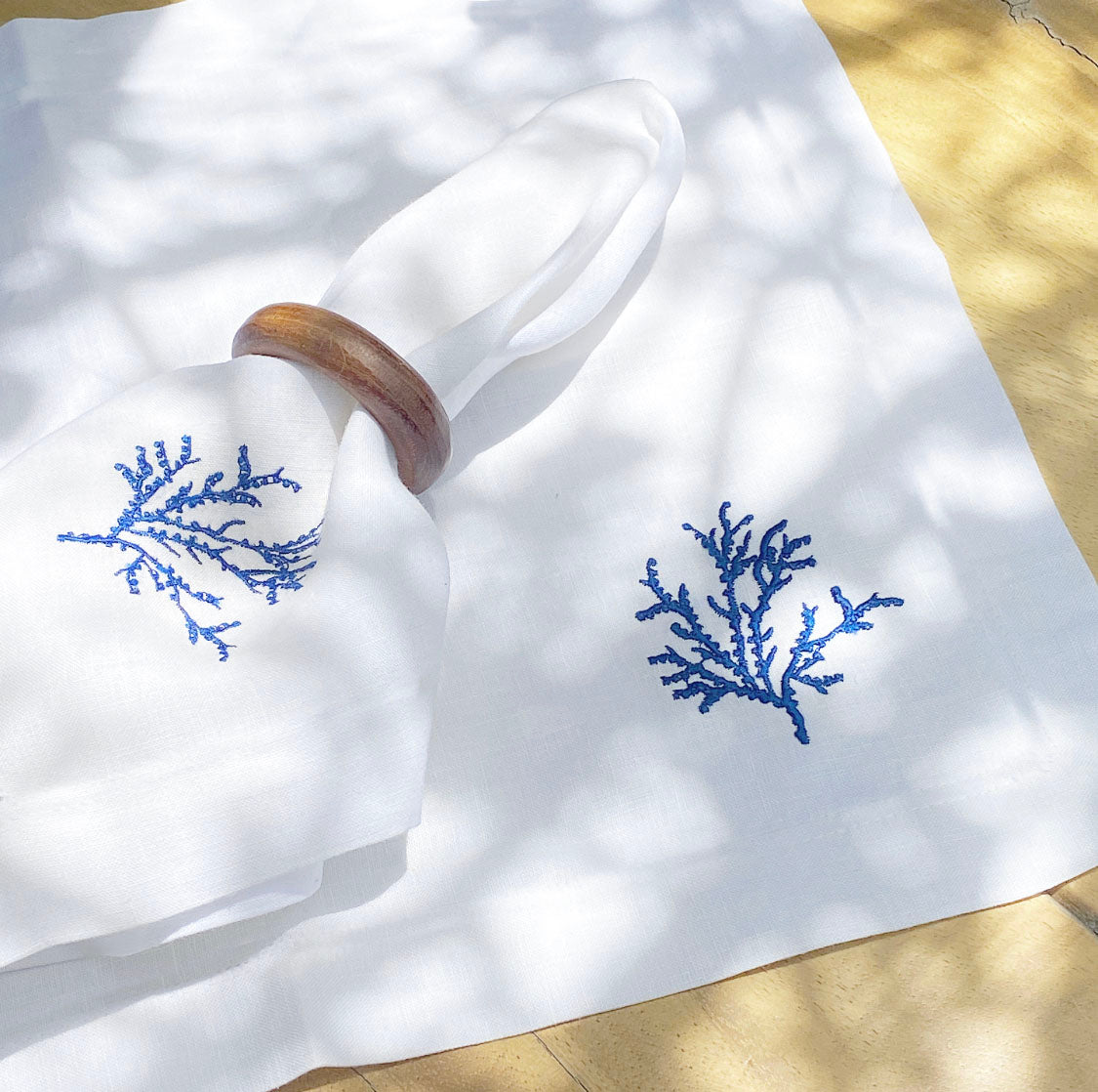 mantel individual con servilleta bordado coral mar