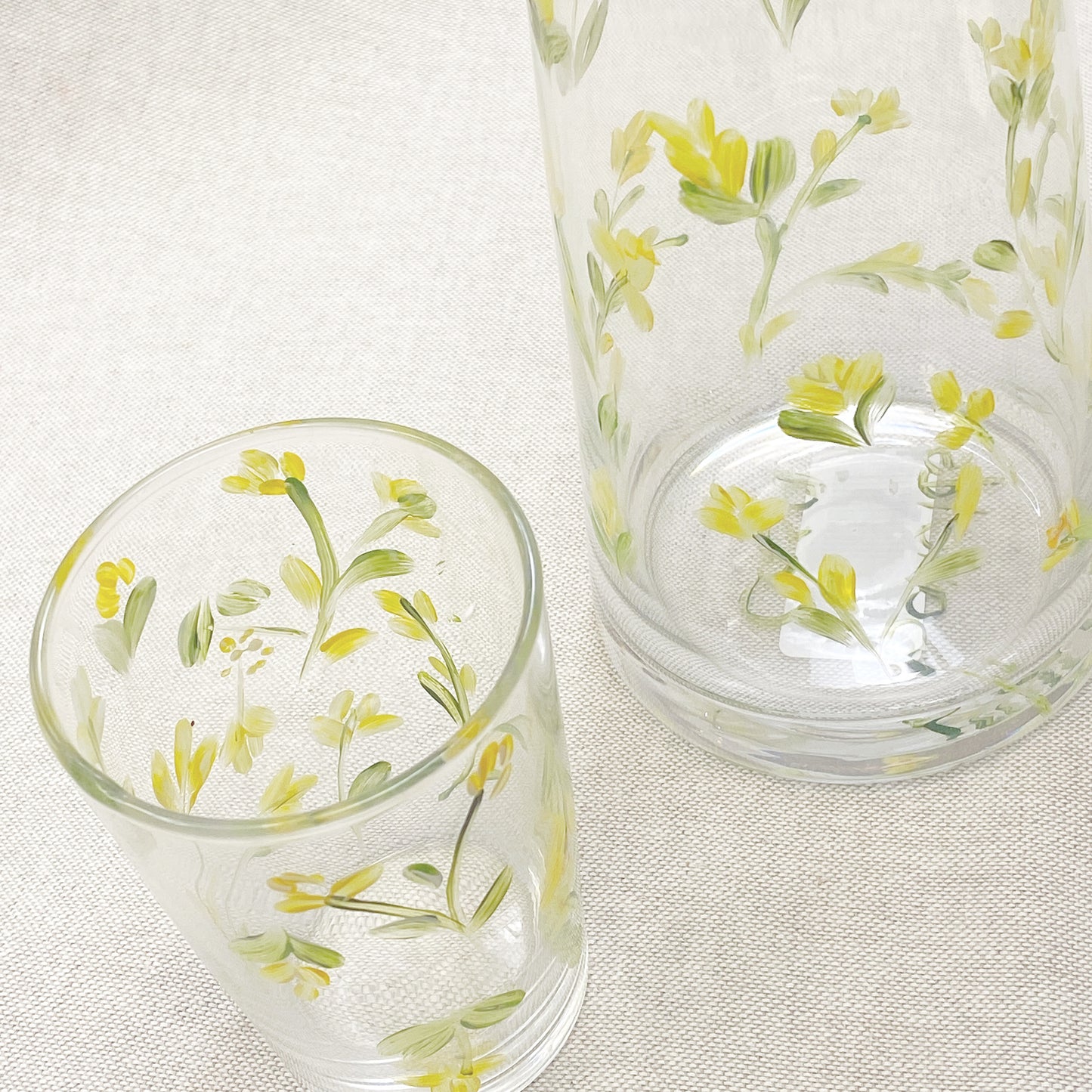 jarra con vaso para buro amarilla