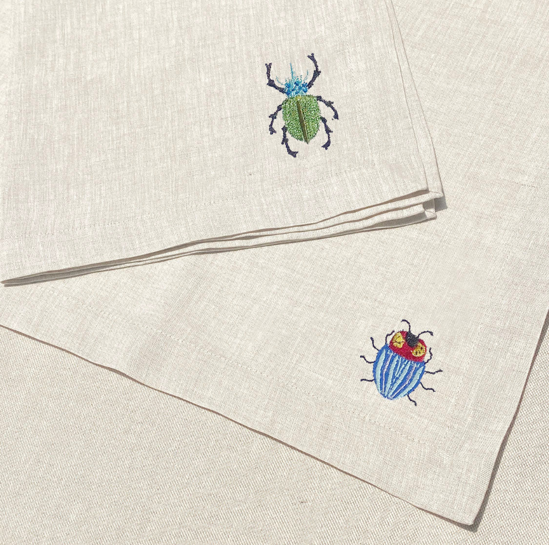 individual y servilleta de lino arena bordado escarabajo colores