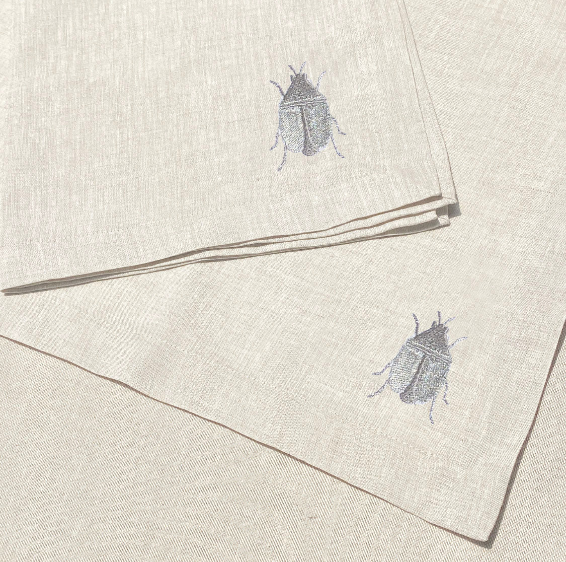 individual y servilleta de lino arena bordado escarabajo