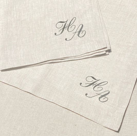individual y servilleta de lino arena bordado monograma cursiva