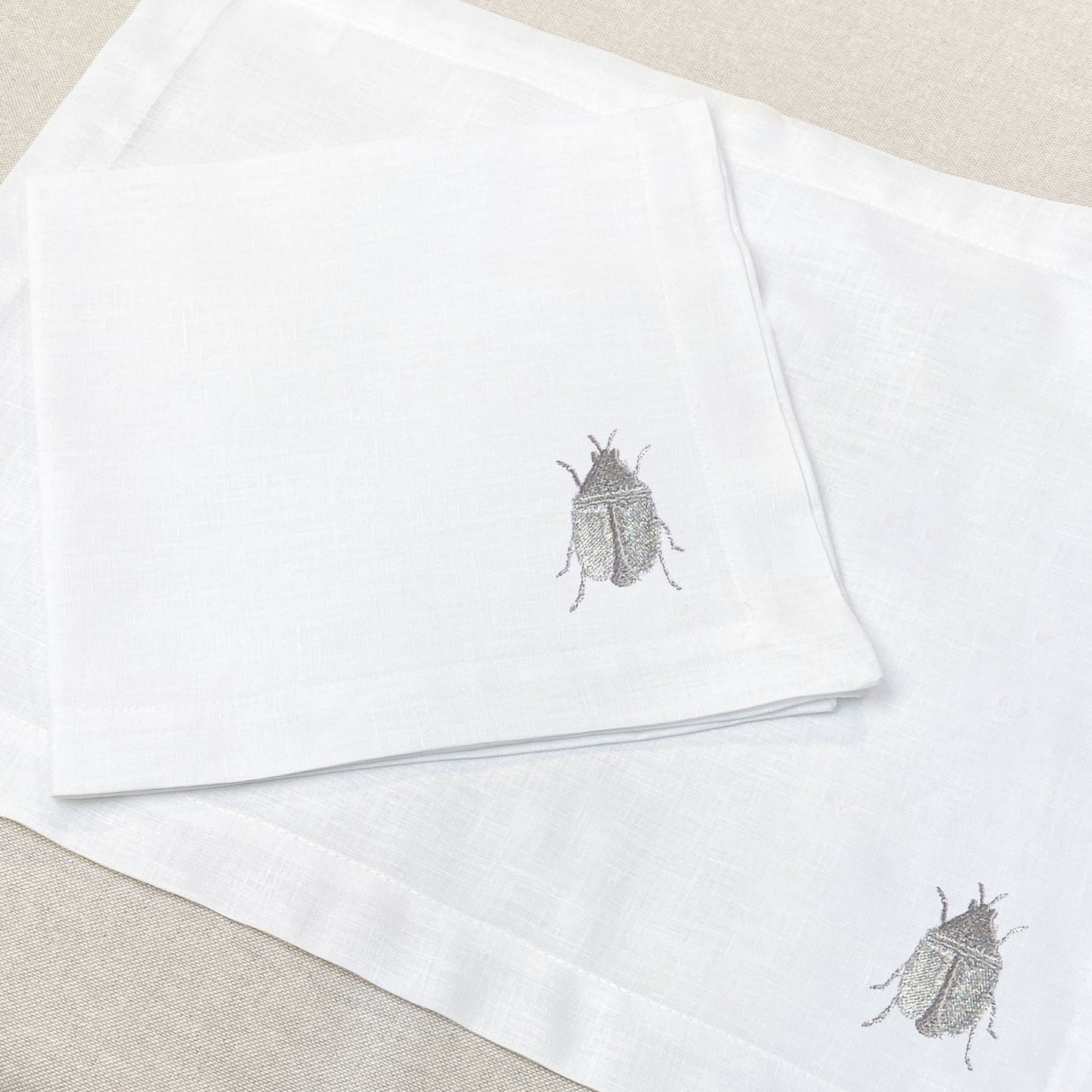 individual y servilleta de lino bordado escarabajo