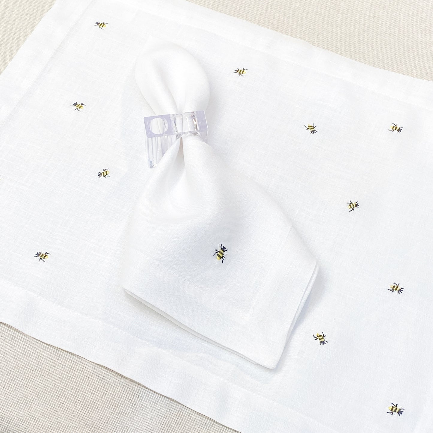 individual con servilleta de lino bordado tiny bees