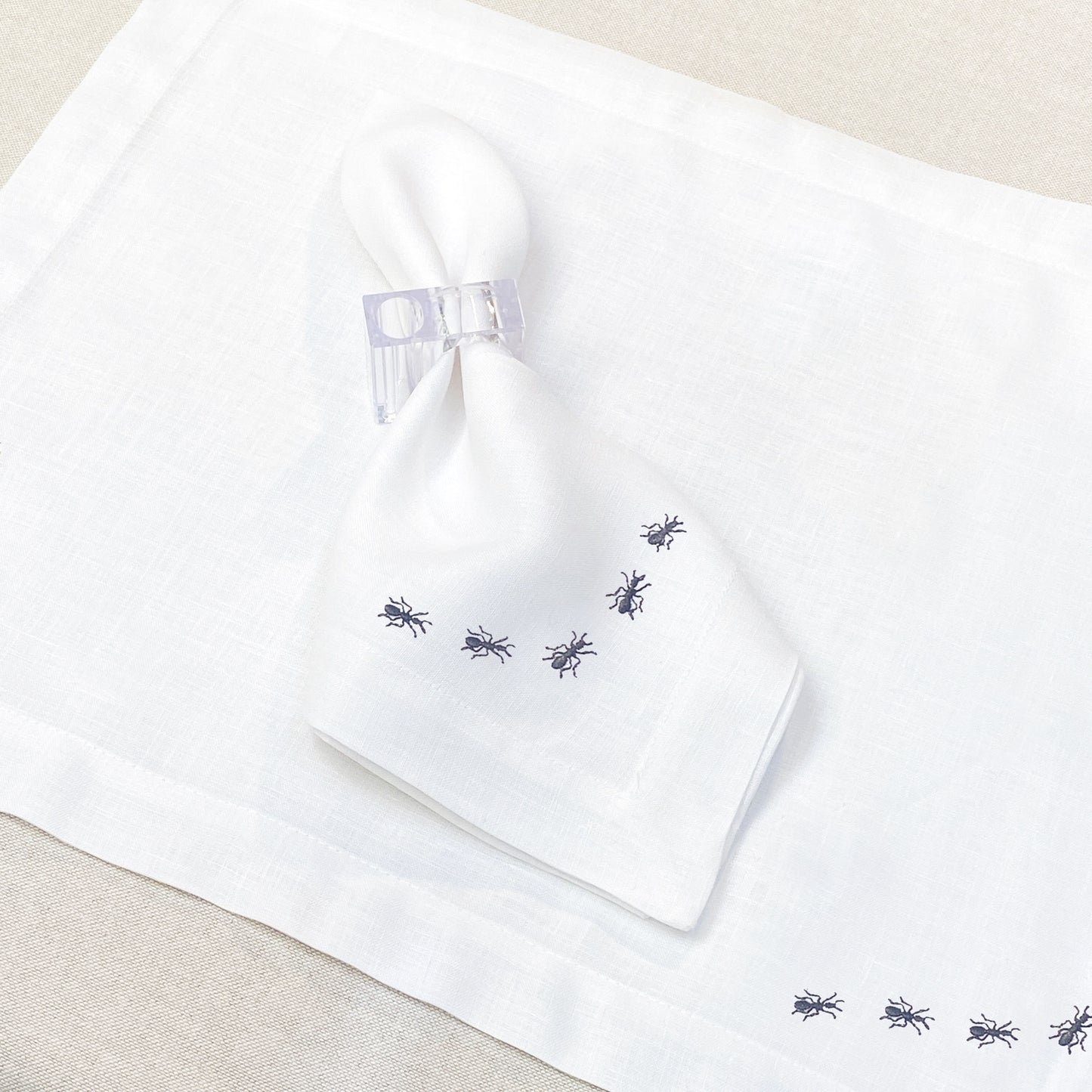 individual y servilleta de lino bordado hormigas