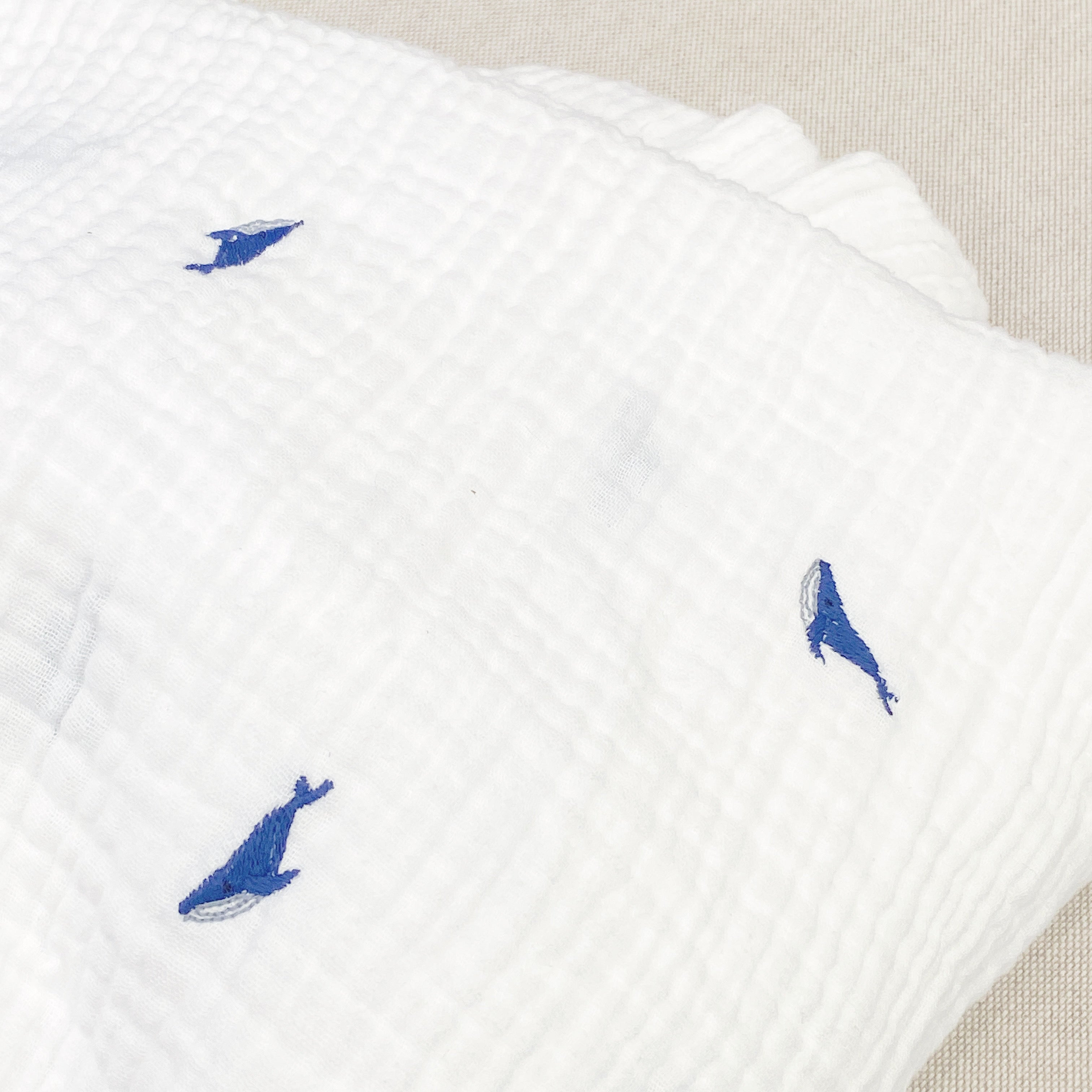 muselina swaddle bordada tiny whales - Barioles Casa