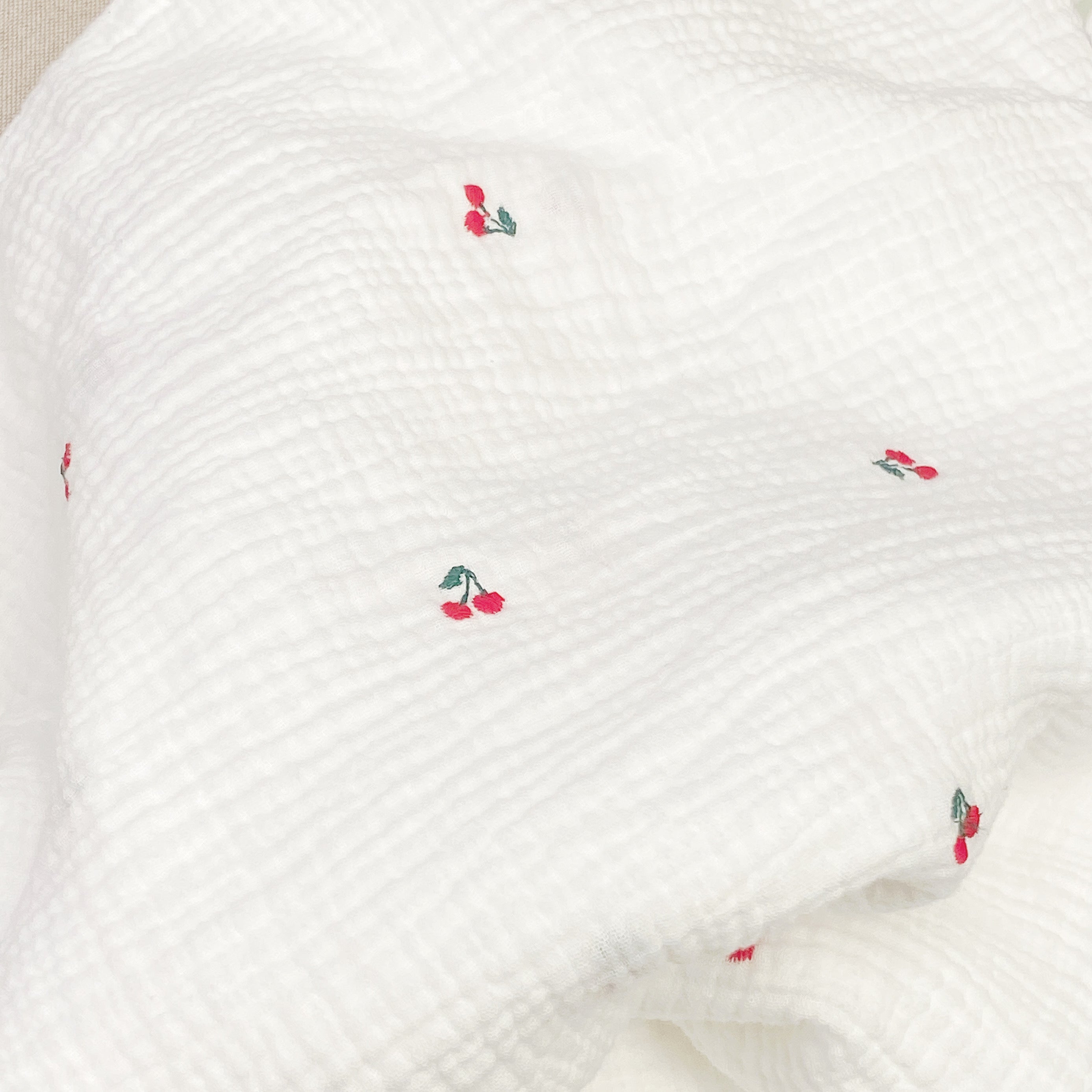 muselina swaddle bordada tiny cherries - Barioles Casa