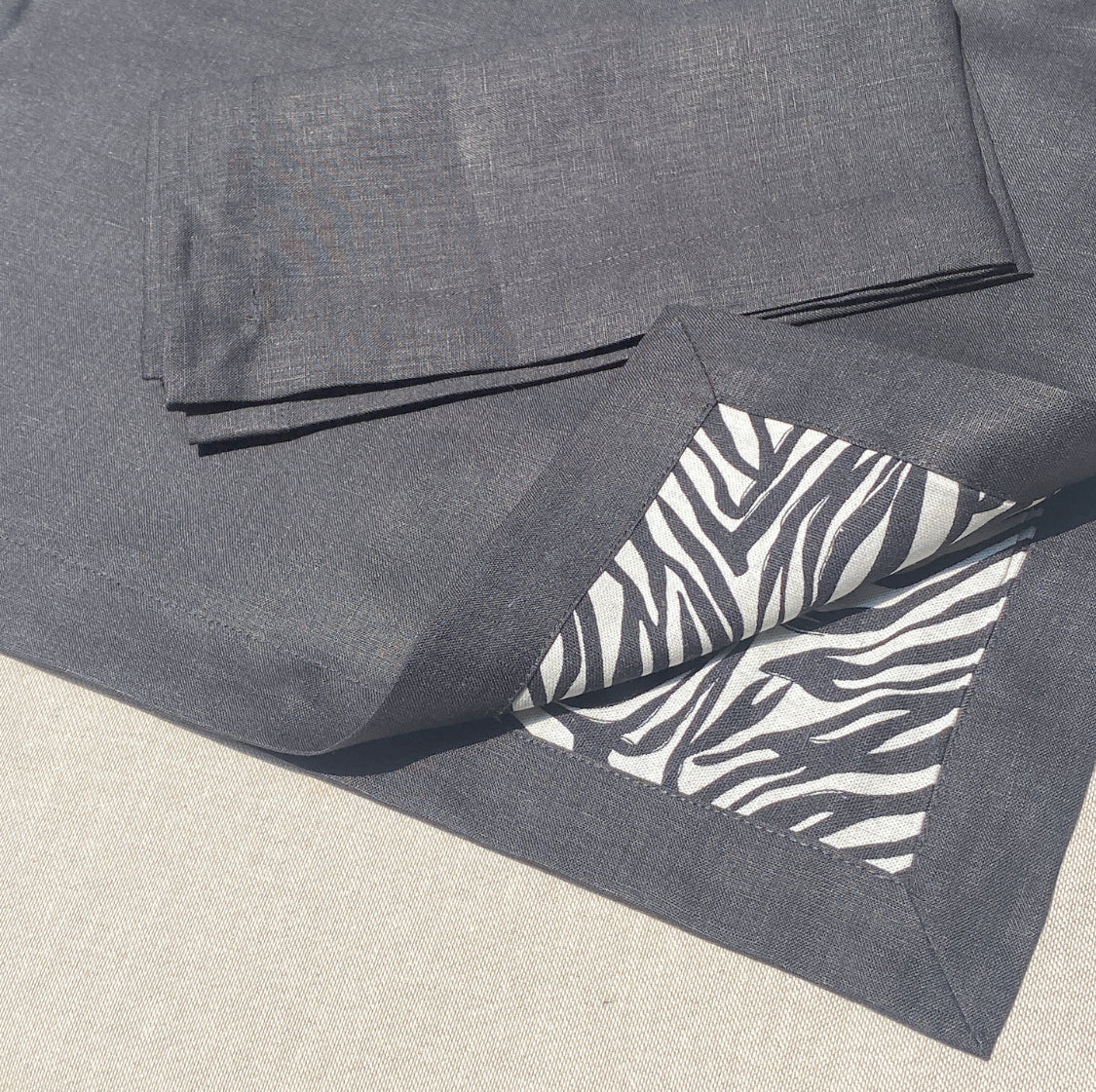 individual con servilleta de lino · print zebra