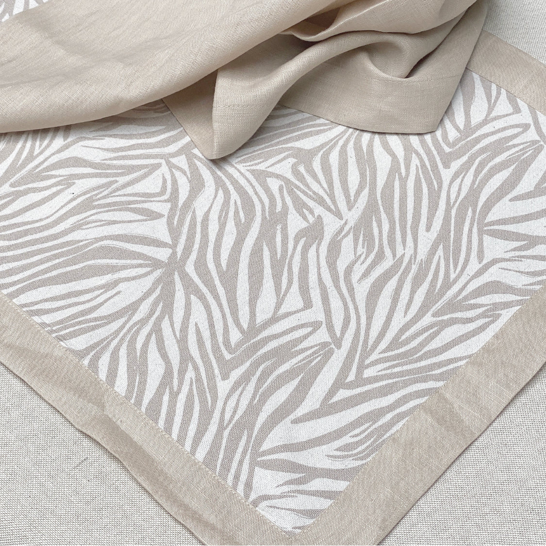 individual con servilleta de lino · print zebra