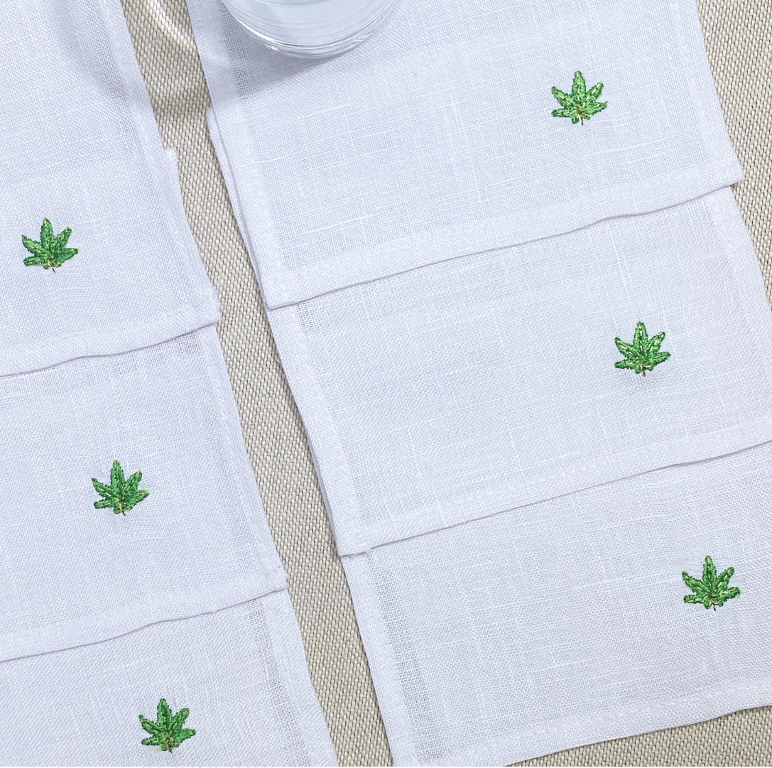 porta vaso de lino bordado hoja weed