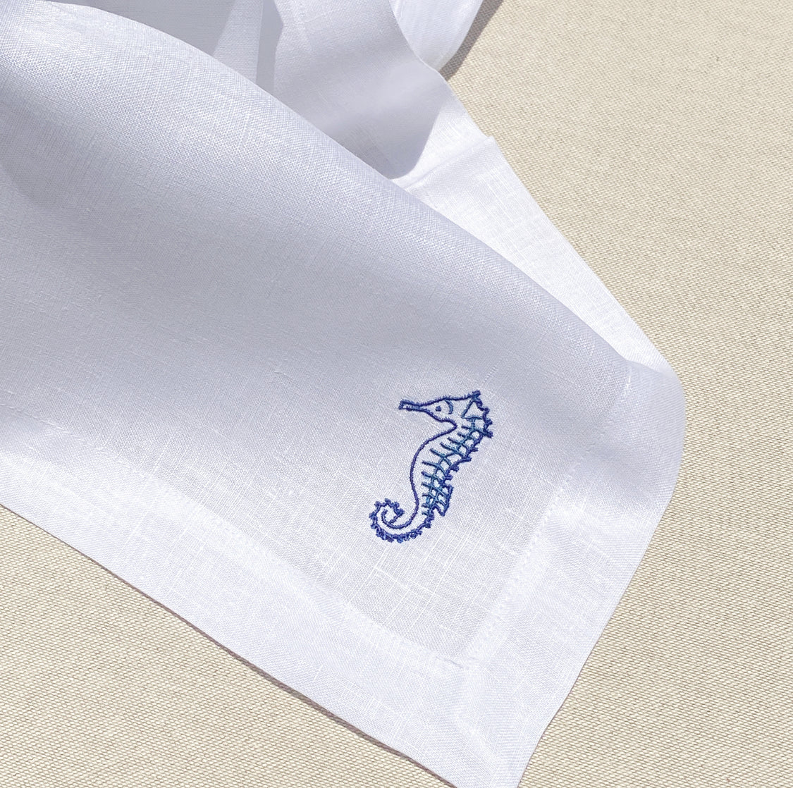 servilleta de lino bordado caballito de mar azul